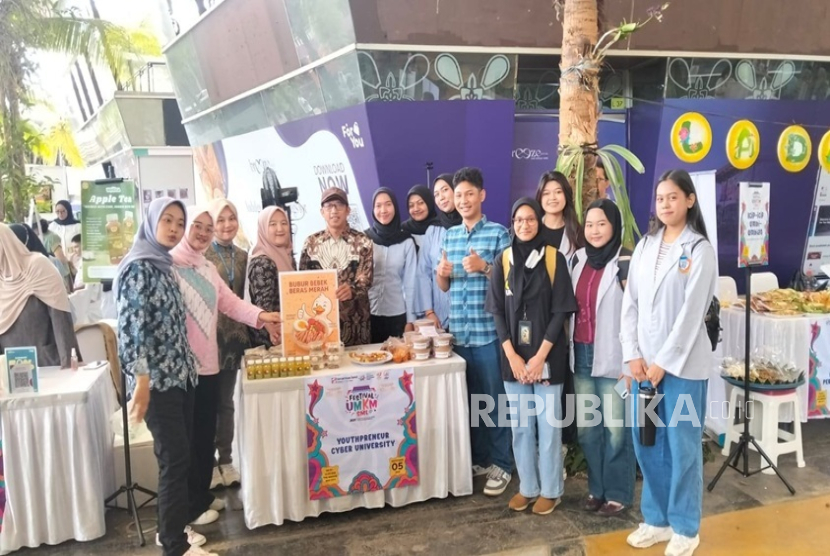 Mahasiswa Cyber University Guncang Festival UMKM Sinarmas Land dengan Kuliner Lokal