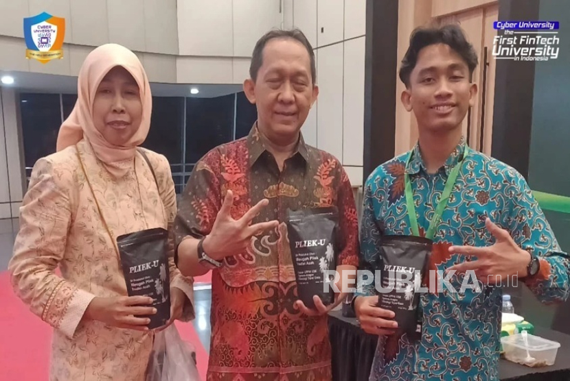 Mahasiswa Cyber University, Moammar Naufal, berhasil menarik perhatian pengunjung dengan menghadirkan kekayaan Aceh dalam kemasan modern di UMKM Aceh Youth Summit 2025.
