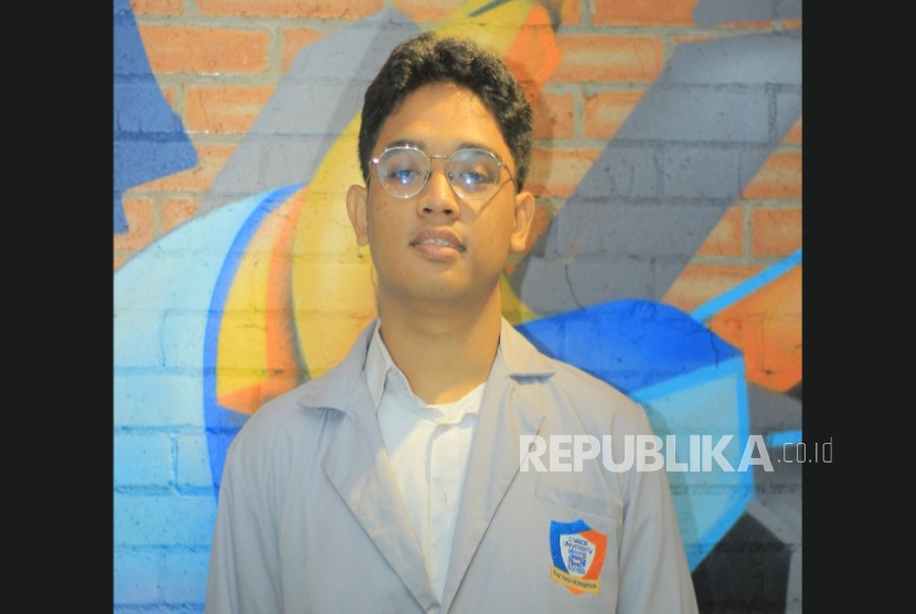 Aditya Putra Anamta membuktikan pendidikan dan semnagat wirausaha bisa berjalan beriringan.