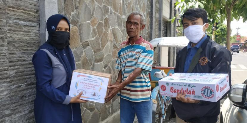 Mahasiswa dan alumni IPB University asal Kudus, Jawa Tengah, yang tergabung dalam Keluarga Kudus Bogor (KKB),  membagikan sembako kepada warga Kudus yang terdampak vorus Covid-19.