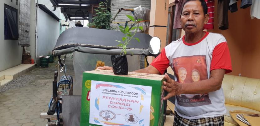 Mahasiswa dan alumni IPB University asal Kudus, Jawa Tengah membagikan bibit tanaman dan sembako kepada warga terdampak Covid-19.