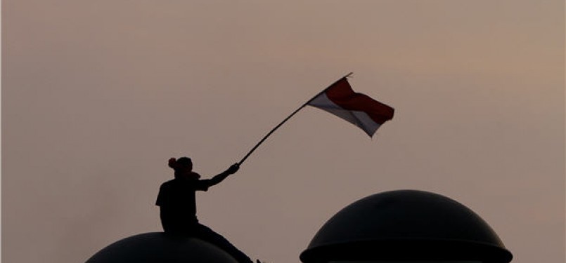 Mahasiswa dan buruh dari berbagai aliansi menggelar aksi di depan Gedung DPR, Senayan, Jakarta, Jumat (30/3).