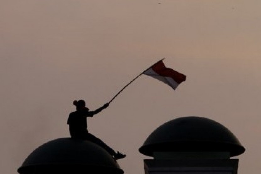 Mahasiswa dan buruh dari berbagai aliansi menggelar aksi di depan Gedung DPR, Senayan, Jakarta, Jumat (30/3).