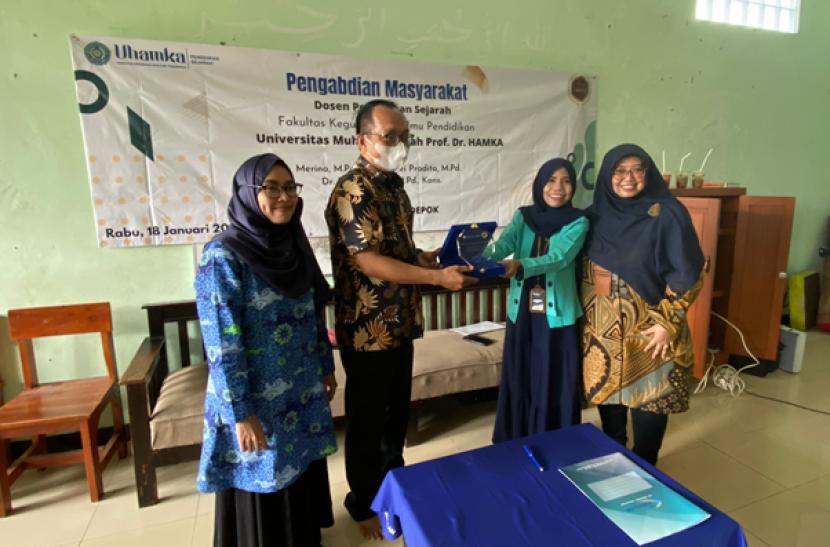 Mahasiswa dan dosen Jurusan Pendidikan Sejarah Universitas HAMKA melakukan pengabdian masyarakat di SMK Assalam. Jurusan Sejarah Uhamka memberikan penguatan sejarah kepada siswa SMK Assalam.