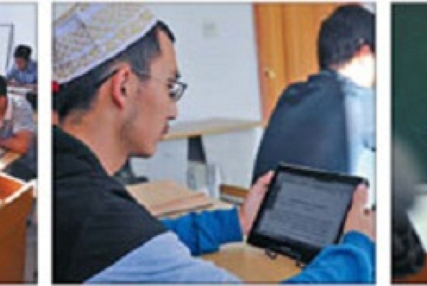 Mahasiswa dan dosen muslim di Xian Jiang, Cina, memanfaatkan kemajuan teknologi untuk belajar agama.