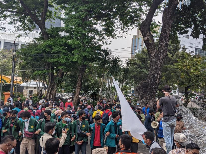 Mahasiswa dan sekelompok massa menggelar aksi di sekitar Jalan Medan Merdeka Barat, Gambir, Jakarta Pusat. Jumat (16/10). 