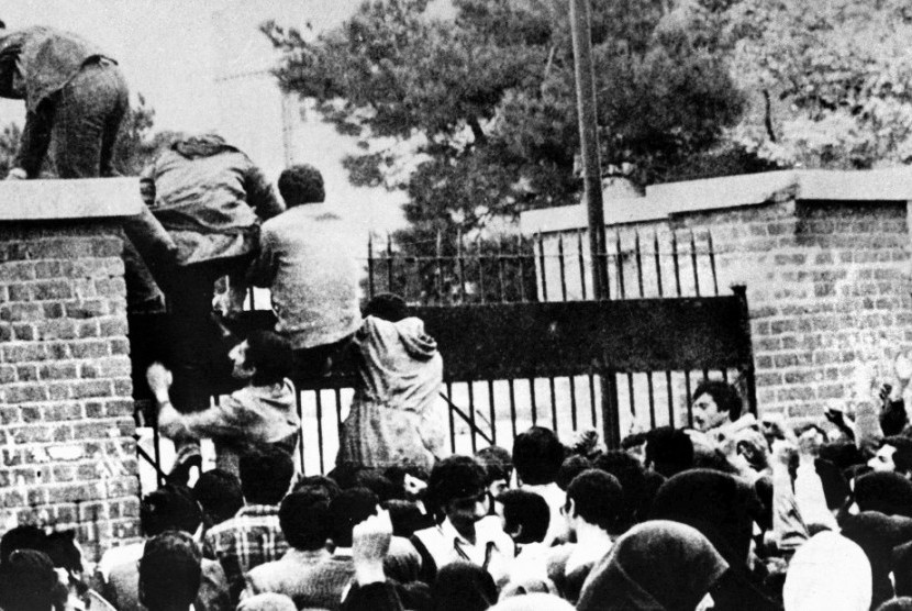 Mahasiswa dan simpatisan Ayatollah Khomeini menyerbu Kedutaan Besar AS di Teheran, 4 November 1979.