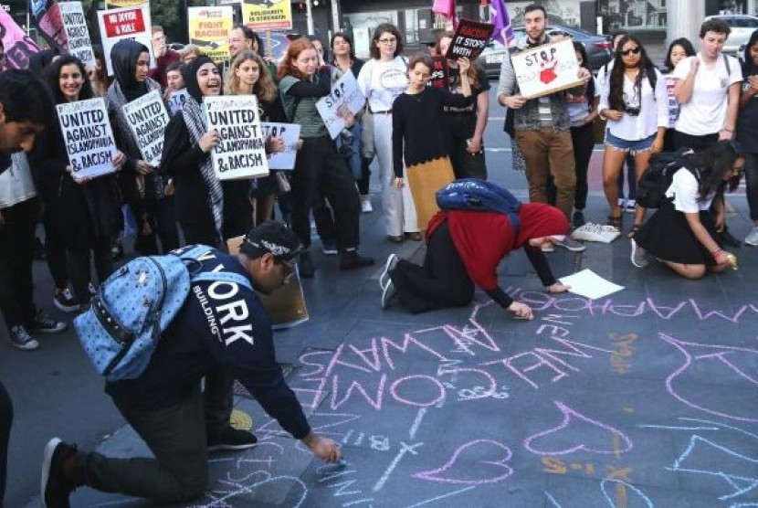 Mahasiswa dan staf University of Technology Sydney menggelar aksi demo mengecam tindakan rasis yang dialami empat mahasiswi berjilbab, 23 Mei 2017