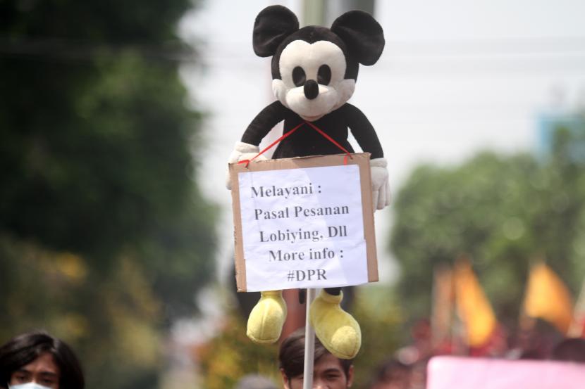 Mahasiswa dari berbagai elemen yang tergabung dalam Sidoarjo Melawan berunjuk rasa di depan kantor DPRD Sidoarjo, Jawa Timur, Kamis (8/10/2020). Aksi yang di ikuti ratusan mahasiswa tersebut menuntut dicabutnya pengesahan UU Omnibus law cipta kerja yang telah disahkan oleh DPR.