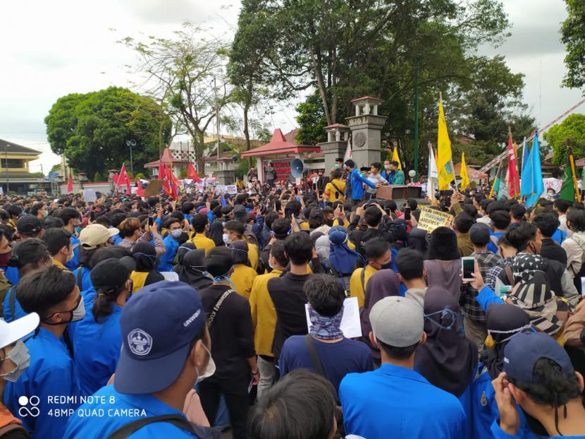 Mahasiswa dari berbagai kampus dan perwakilan buruh di Kota Purwokerto, menggelar aksi unjuk rasa di depan kantor setda/DPRD Banyumas, Rabu (7/10). Mereka menuntut UU Cipta Kerja dicabut. 