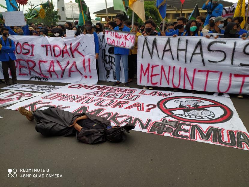 Mahasiswa dari berbagai kampus dan perwakilan buruh di Kota Purwokerto, menggelar aksi unjuk rasa di depan kantor setda/DPRD Banyumas, Rabu (7/10). Mereka menuntut UU Cipta Kerja dicabut.