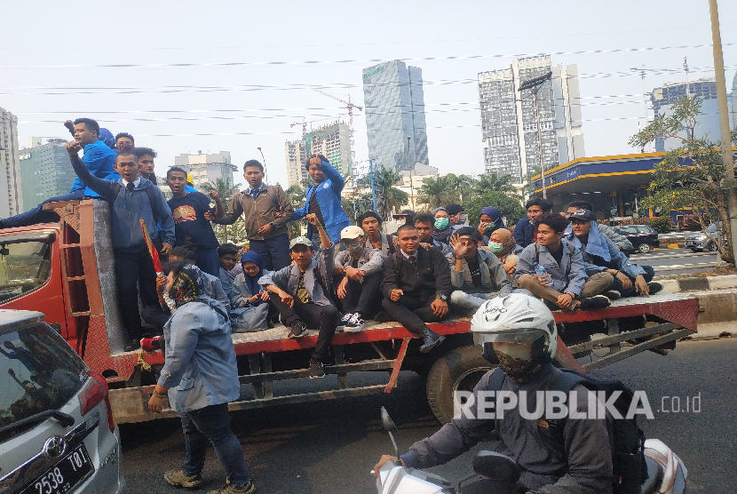 Mahasiswa dari berbagai kampus menggunakan berbagai moda trasnportasi menuju kompleks Gedung Parlemen Jakarta, Selasa (24/9).