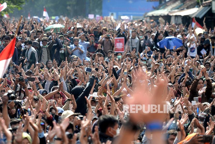  Mahasiswa dari berbagai kampus turun menggelar aksi unjuk rasa di Jalan Gejayan, Yogyakarta, Senin (23/9/2019). 