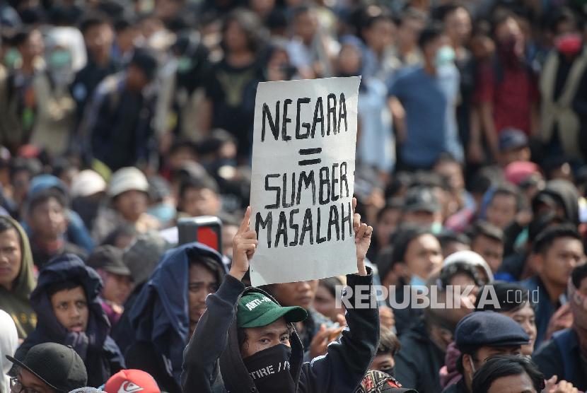Mahasiswa dari berbagai kampus turun menggelar aksi unjuk rasa di Jalan Gejayan, Yogyakarta, Senin (23/9/2019). 