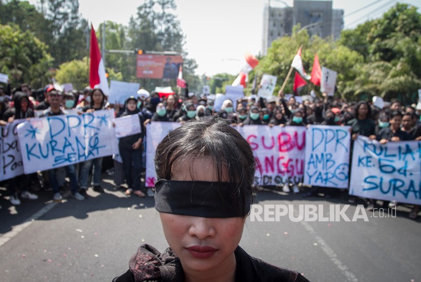 Mahasiswa dari berbagai perguruan tinggi melakukan aksi unjuk rasa di depan kantor Dewan Perwakilan Rakyat Daerah (DPRD) di Solo, Jawa Tengah, Selasa (24/9/2019). 