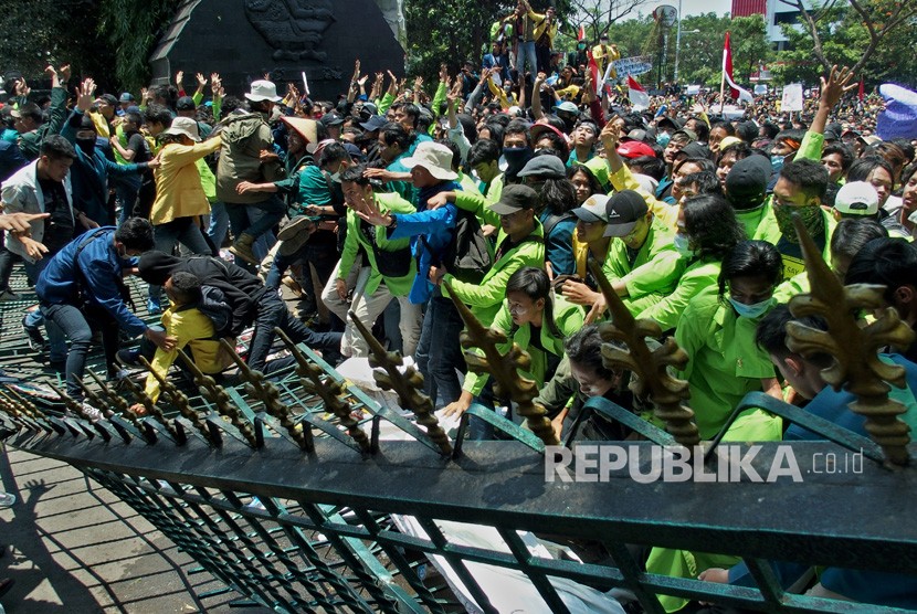 Mahasiswa dari berbagai perguruan tinggi merobohkan gerbang Gedung DPRD Jateng saat berunjuk rasa menolak UU KPK hasil revisi dan RUU KUHP, di Semarang, Jawa Tengah, Selasa (24/9/2019). 