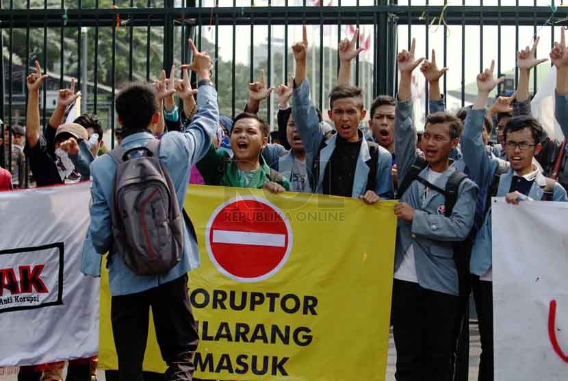  Mahasiswa dari berbagai universitas berunjuk rasa di depan gedung DPR/MPR, Jakarta, Rabu (1/10). (Republika/ Yasin Habibi).