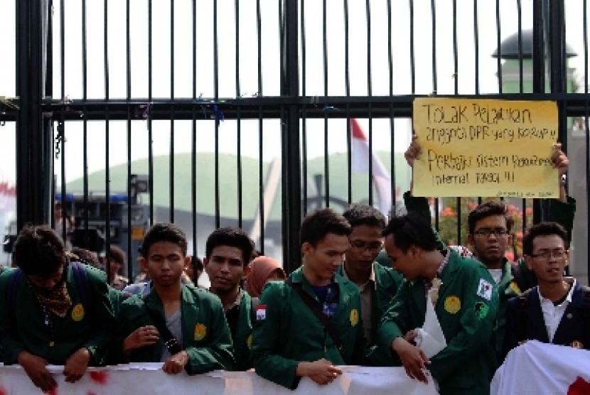 Mahasiswa dari berbagai universitas berunjuk rasa di depan gedung DPR/MPR, Jakarta, Rabu (1/10).