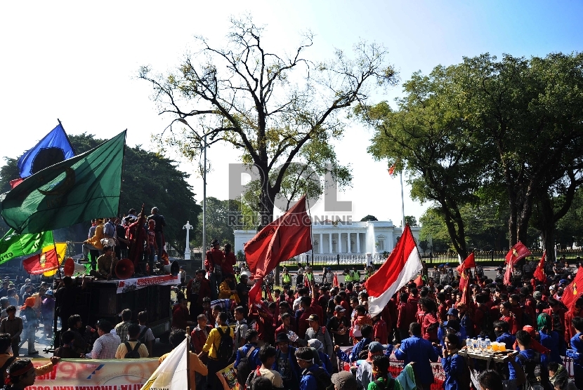 Mahasiswa dari berbagai universitas melakukan unjukrasa saat memperingati Hari Kebangkitan Nasional di depan Istana Merdeka, Rabu (20/5).