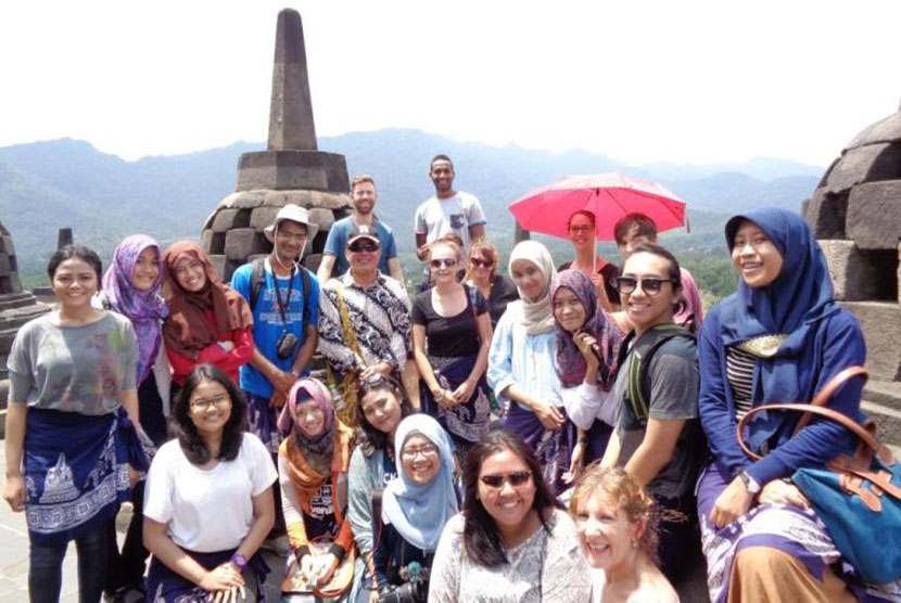 Mahasiswa dari Flinders University berkunjung ke Candi Borobudur. 