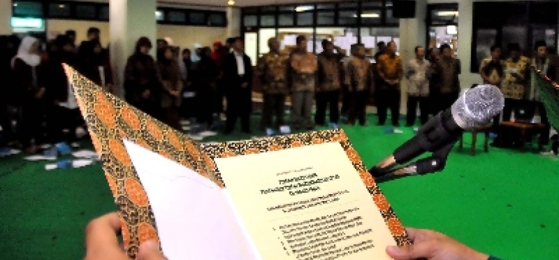 Mahasiswa dari Perguruan Tinggi Muhammadiyah Se-Jabodetabek membacakan Deklarasi anti NII dan gerakan radikal agama lainnya di loby STIE Ahmad Dahlan Ciputat, Tangerang Selatan.