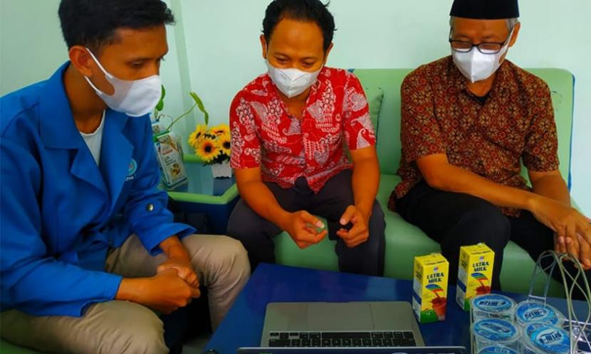Mahasiswa dari prodi Sistem Informasi Universitas BSI (Bina Sarana Informatika) kampus Bogor menyerahkan aplikasi buatannya, Sisdo (Sistem Informasi Donasi). 