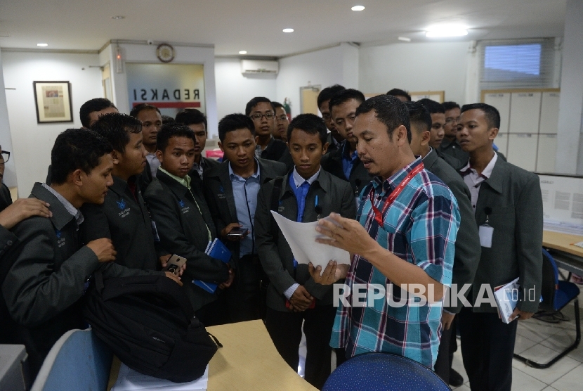 Mahasiswa dari Universitas Darussalam Gontor bersama Redaktur Pelaksana Republika, Subroto, saat mengunjungi ruangan redaksi di Jakarta, Selasa (10/1).
