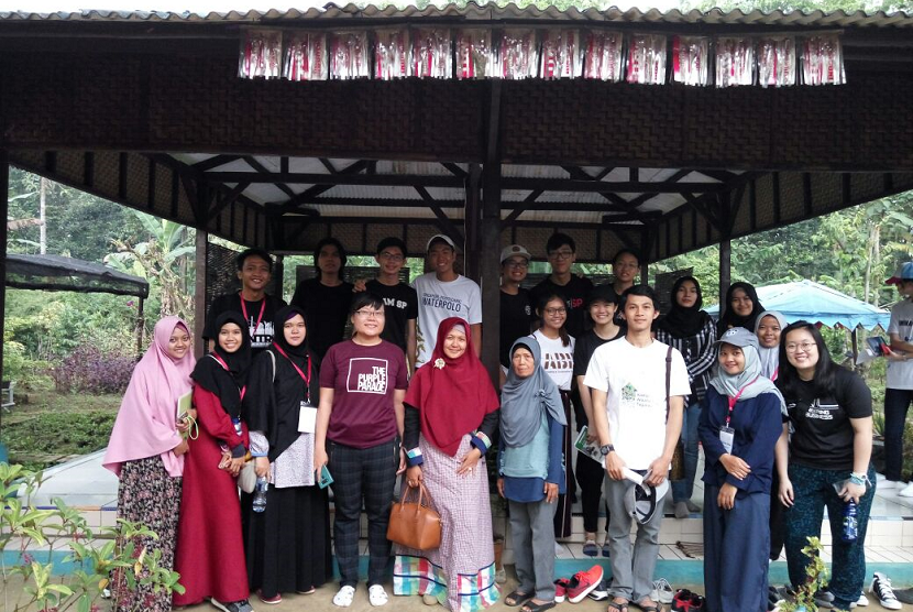 Mahasiswa dari Universitas Muhammadiyah Jakarta (UMJ) dan Singapore Polytechnic (SP) menghelat program bersama di Desa Tegalwaru, Bogor, Jawa Barat. 