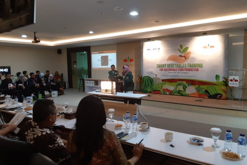 Mahasiswa dari Universitas Sumatera Utara (USU) sedang mempresentasikan kotak hitam yang bisa mengeringkan sayuran, di acara Panah Merah Inovasi Award (PMIA) PT Ewindo, di Desa Benteng, Kecamatan Campaka, Purwakarta, Selasa (16/10).
