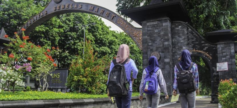 Mahasiswa di pintu gerbang Universitas Sebelas Maret (UNS), Kota Solo, Jawa Tengah. Seorang mahasiswa FK UNS meninggal saat survei lokasi untuk kegiatan Mapala.