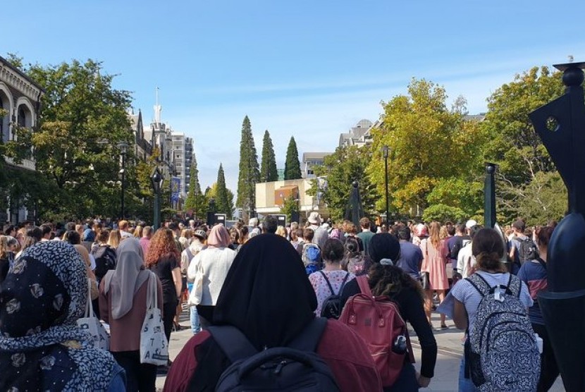 Mahasiswa di University of Otago mengenakan jilbab sebagai bentuk dukungan untuk Muslimah usai penembakan masjid di Christchurch, Selandia Baru, Kamis (21/3). 