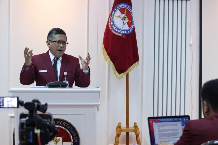 Mahasiswa Doktoral Universitas Pertahanan (Unhan) Hasto Kristiyanto merangkum sejumlah implementasi pemikiran geopolitik Proklamator RI Bung Karno dalam simposium nasional, Sabtu (19/2/2022). 