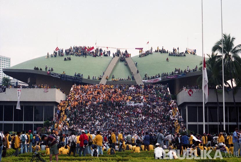 Mahasiswa dudulli Gedung Parlemen pada 1998.