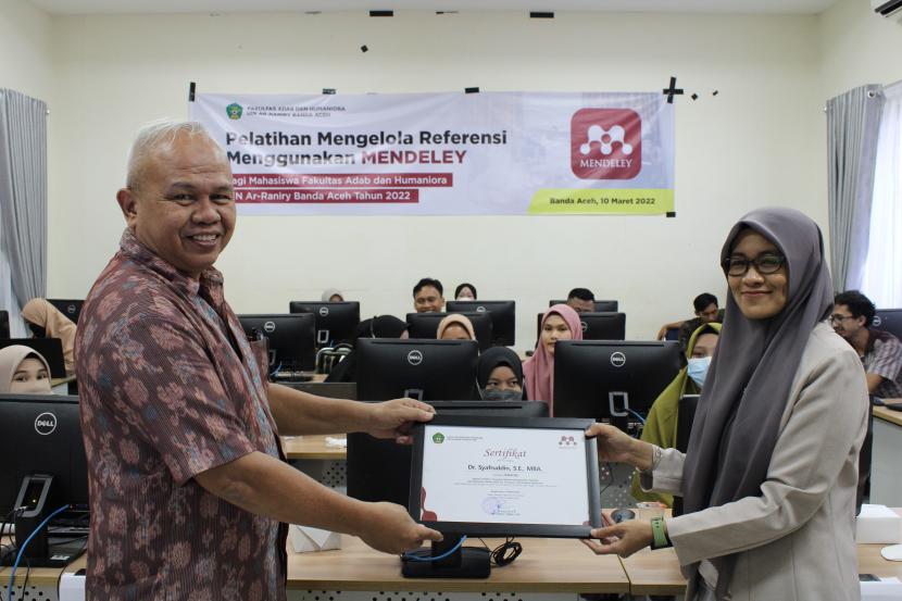 Mahasiswa Fakultas Adab dan Humaniora Universitas Islam Negeri  (UIN) Ar-Raniry Banda Aceh mengikuti pelatihan Mendeley, Kamis (10/3).