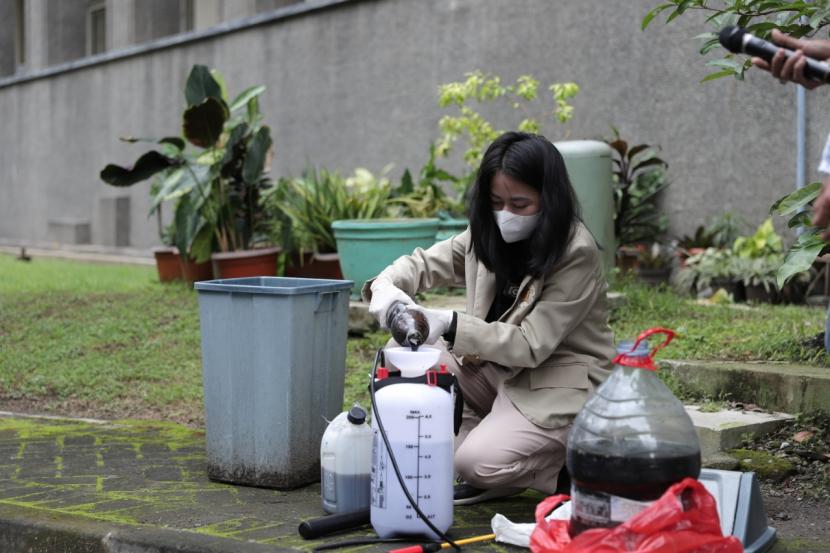 Mahasiswa Fakultas Biologi UGM, Raina Nura Anindhita, mengolah air lindi menjadi formula menetralkan bau sampah bernama Eco Lindi.  