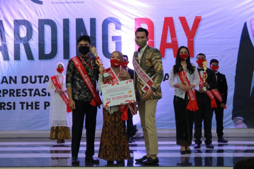 Mahasiswa Fakultas Hukum, Universitas Muhammadiyah Malang (UMM) Ana Fauzia berhasil mengalahkan delegasi dari perguruan tinggi negeri dan swasta lainnya se-Indonesia di ajang Pemilihan Duta Mahasiswa Berprestasi Nasional.
