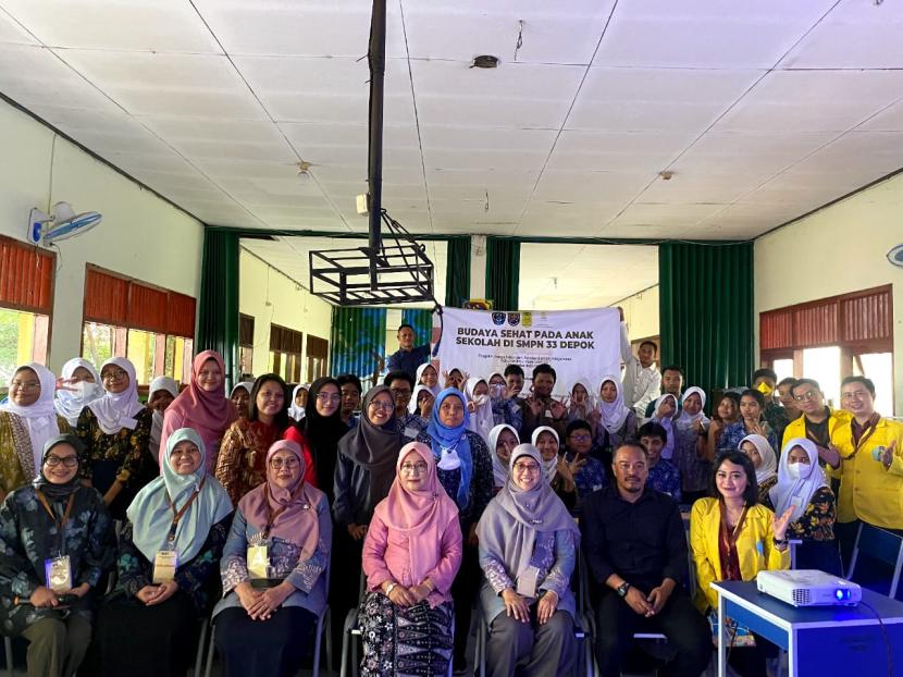 mahasiswa Fakultas Ilmu Keperawatan UI mengadakan kegiatan peningkatan pemahaman budaya sehat di SMPN 33 Depok.