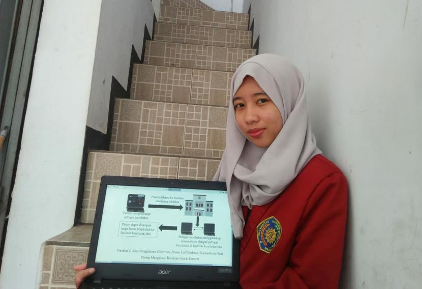 Mahasiswa Fakultas Ilmu Kesehatan (FIKES), Universitas Muhammadiyah Malang (UMM), Sania Umazatul Amsa menampilkan gagasannya tentang Electronic House Call berbasis Telemedicine.