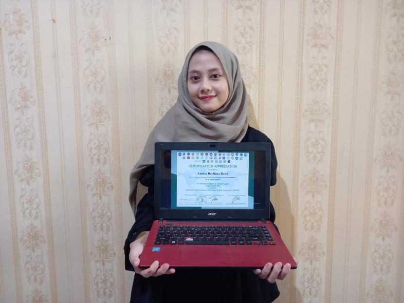 Mahasiswa Fakultas Ilmu Kesehatan (Fikes) Universitas Muhammadiyah Malang (UMM), Annisa Berliana Dewi  mendapatkan penghargaan Best Participant dalam gelaran International Summer School.