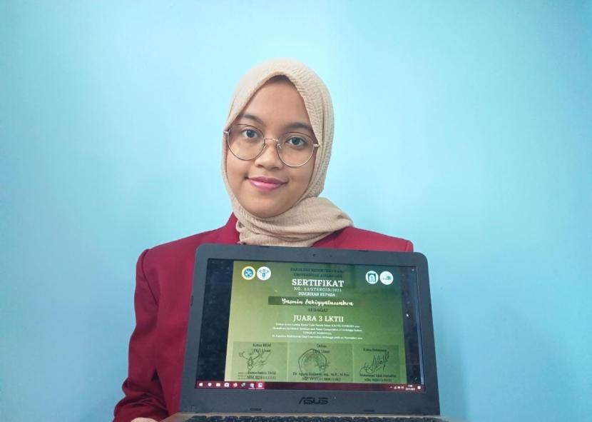 Mahasiswa Fakultas Kedokteran (FK), Universitas Muhammadiyah Malang (UMM) berhasil menyabet juara tiga dalam Lomba Karya Tulis Ilmiah Islam (LKTII) Nasional.