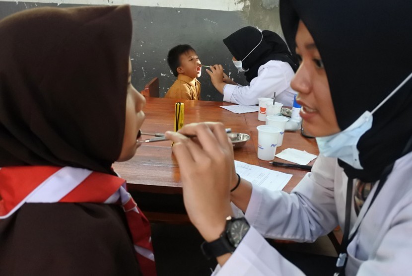 Mahasiswa FKG Unair Diwajibkan Kenakan APD saat Praktikum (ilustrasi).