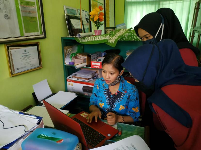 Mahasiswa Fakultas Keguruan dan Ilmu Pendidikan (FKIP) Universitas Muhammadiyah Malang (UMM) menjalani Program Kampus Mengajar Perintis (KMP) di sejumlah sekolah terdampak Covid-19 selama tiga bulan.