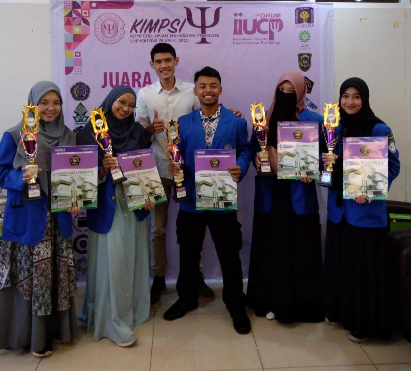 Mahasiswa Fakultas Psikologi Universitas Muhammadiyah Purwokerto (UMP), Kabupaten Banyumas, Jawa Tengah berhasil memborong piala di Kompetisi Ilmiah Mahasiswa Psikologi Universitas Islam (KIMPSI) Ke-3 tahun 2022.