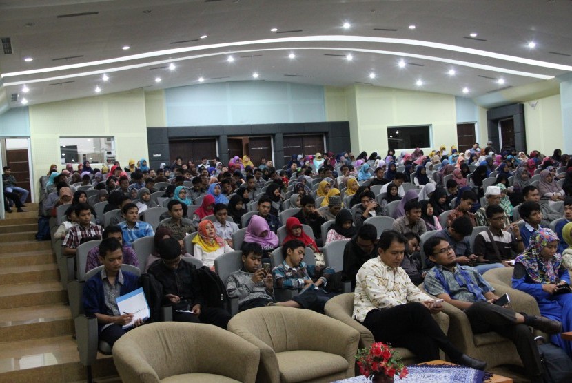 Mahasiswa Fakultas Sains dan Teknologi UIN Suka mengikuti kuliah umum 'Islam dan Sains'.