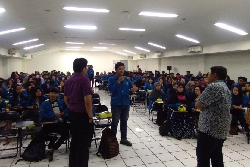 Mahasiswa Fakultas Teknologi Informasi UBSI antusias mengikuti seminar Web Developer.