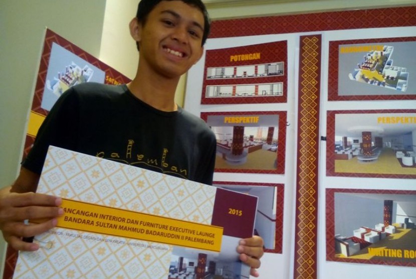Mahasiswa FDSK Universitas Mercu Buana,Satria Alza Perdana menunjukkan hasil karyanya di ajang pameran desain interior.
