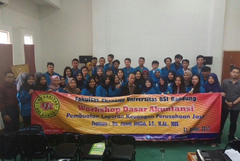 Mahasiswa FE Universitas BSI Bandung bersama pembicara pelatihan akuntansi dasar.