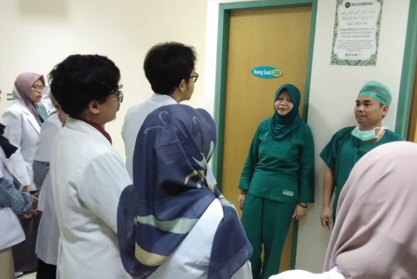 Mahasiswa FK UIN Syarif Hidayatullah Jakarta melakukan kunjungan ke RS Sari Asih Ciledug untuk belajar mengenai RS Syariah, Rabu (10/10).