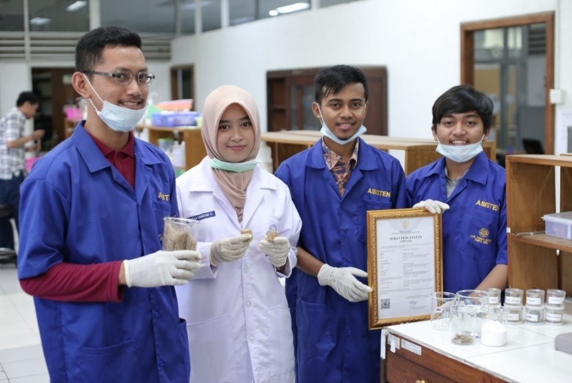   Mahasiswa FMIPA Universitas Gadjah Mada saat menunjukkan panel akustik yang berbahan dasar limbah onggok. 