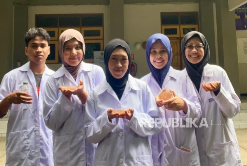Mahasiswa FMIPA UNY melakukan riset inovatif dalam bidang kesehatan gigi dengan memanfaatkan limbah cangkang keong macan sebagai bahan dasar pembuatan gel nano-hidroksiapatit (n-HAp). Tim peneliti terdiri dari Eliana Diah Puspita Arum, Lutfi Puspita Meliasari, Ratri Yulina Setiati, Melisa Sekarlina Putri Dayani, dan Rizky Amin Saputro.